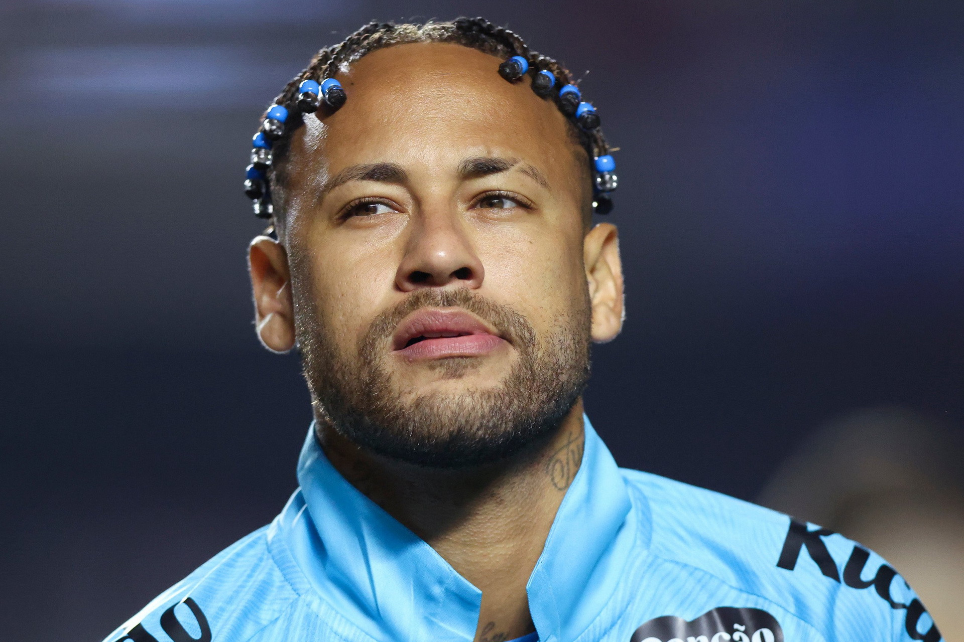 Qol vura bilməyən Neymar əvəzləndiyi üçün söyüş söyüb