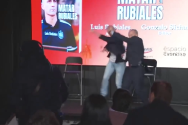 İspaniya Futbol Federasiyasının sabiq prezidenti yumurta atəşinə tutulub - VİDEO