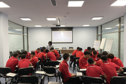 В Баку прошел семинар по защите прав для футбольной сборной Азербайджана U-15 - ФОТО