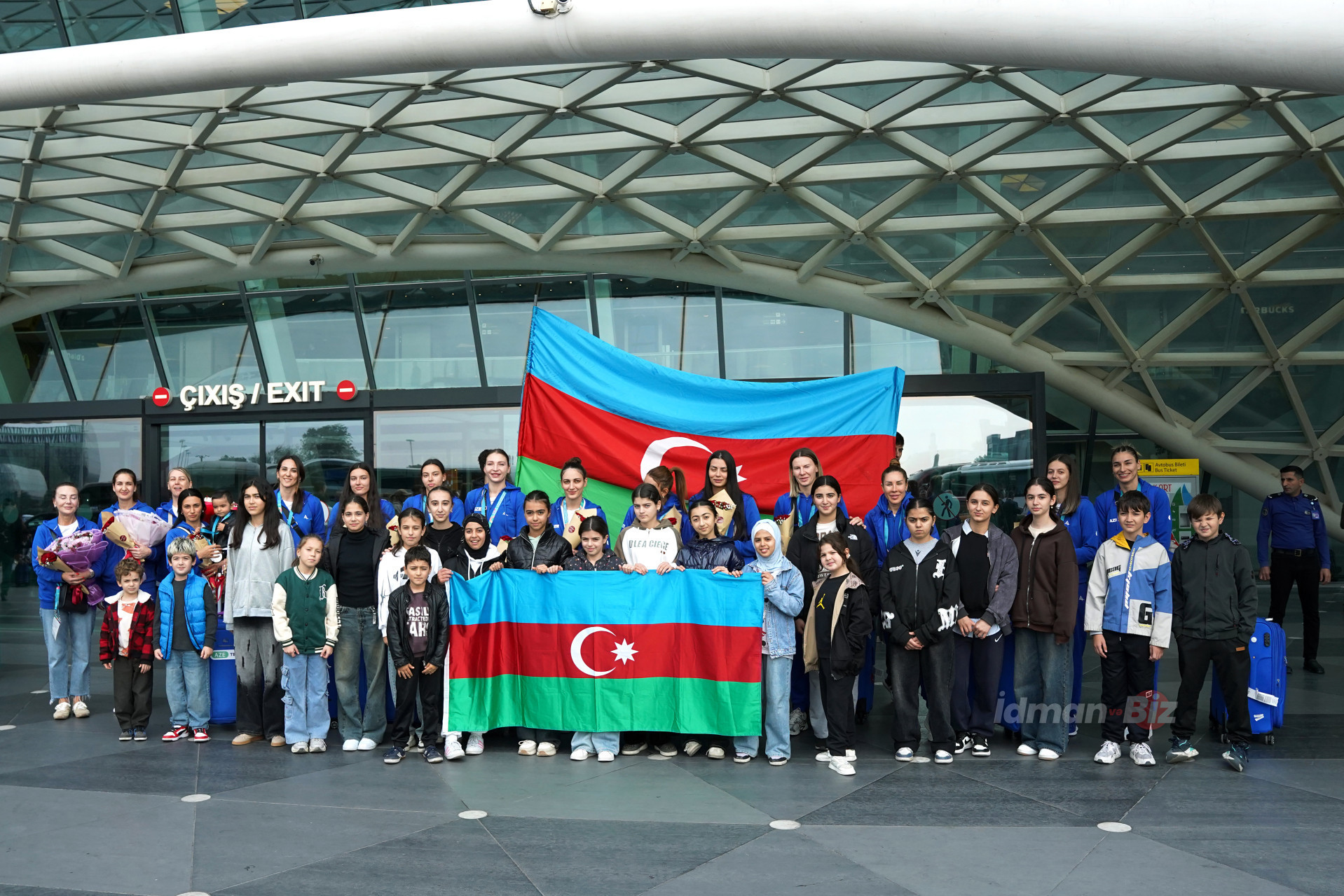 Gümüş medal qazanan qadın voleybolçularımız Vətənə dönüblər - FOTO