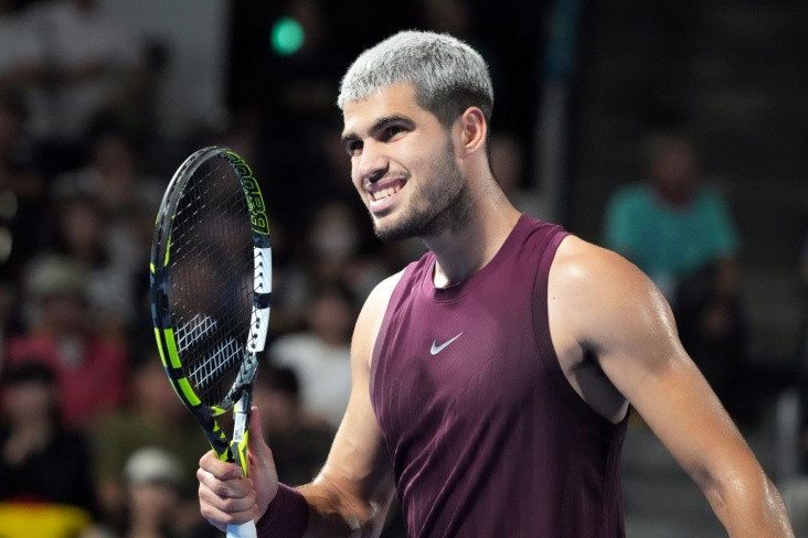 Алькарас обыграл Оже-Альяссима и вышел в финал Итогового турнира ATP