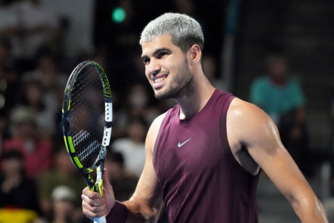 Алькарас обыграл Оже-Альяссима и вышел в финал Итогового турнира ATP