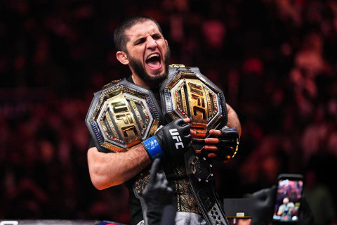 Махачев победил Делла Маддалену единогласным решением на UFC 322 - ВИДЕО