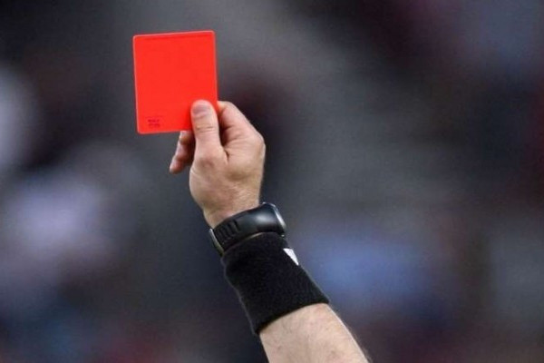 Futbol meydançası rinqə çevrildi, 24 qırmızı vərəqə verildi - FOTO/VİDEO