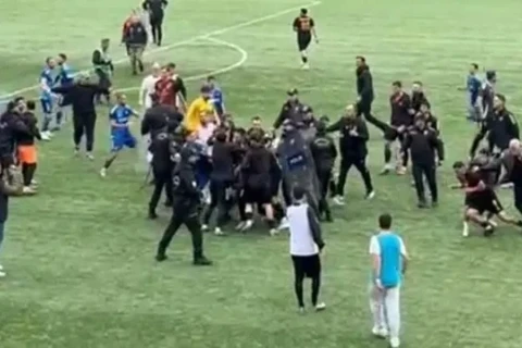 Futbol meydançası rinqə çevrildi, 24 qırmızı vərəqə verildi - FOTO/VİDEO