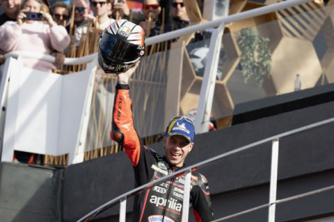 İtalyan idmançı motosikletinə “evlilik təklifi” etdi - VİDEO