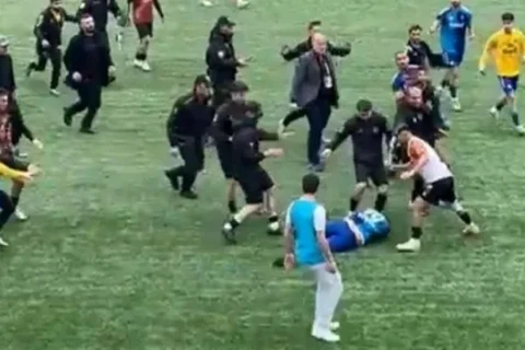 Futbol meydançası rinqə çevrildi, 24 qırmızı vərəqə verildi - FOTO/VİDEO