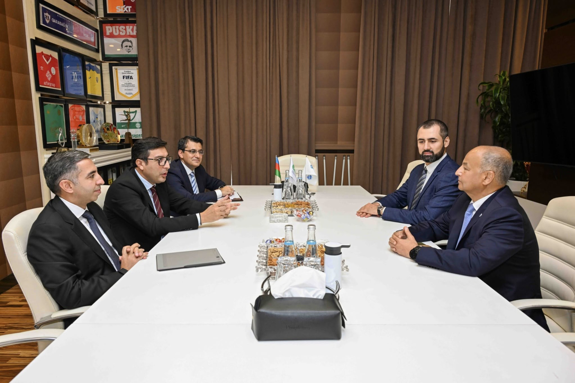 Fərid Qayıbov Beynəlxalq Su İdman Növləri Federasiyasının prezidentini qəbul edib - FOTO