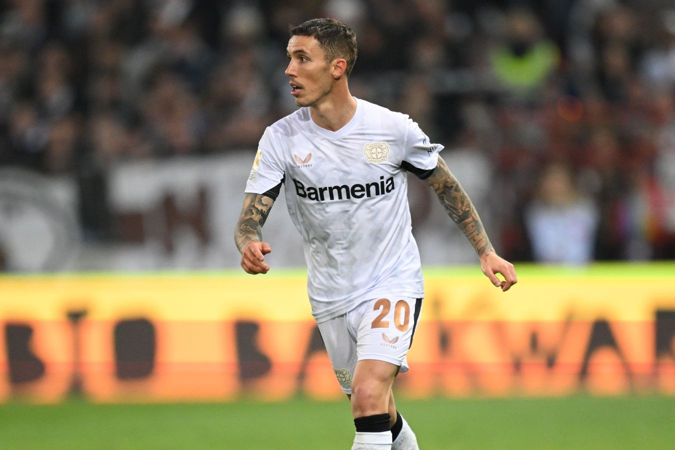 "Бавария" и "Барселона" проявили интерес к защитнику "Байера"