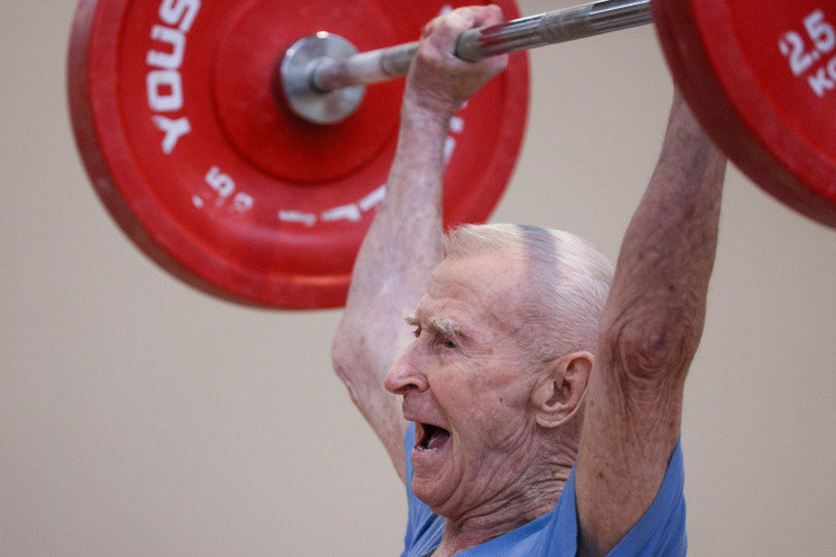 93 yaşlı baba kubok qazandı - VİDEO