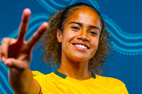 İrqçilik skandalı: Qaradərili futbolçu gül buketi gözləyərkən ona banan verdilər - FOTO