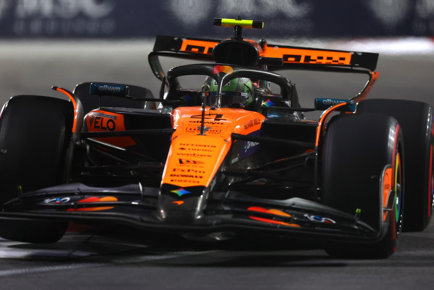 Norris Las-Veqasda lider oldu, amma trasdakı lyukun qapağı sessiyanı pozdu - FOTO