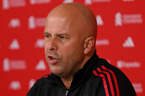 Arne Slot: “Biz həm futbolçu, həm də bir insan itirmişik”