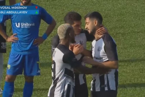 Azərbaycan futbolunda kuryoz hadisə - Futbolçu meydandan çıxmadı - VİDEO