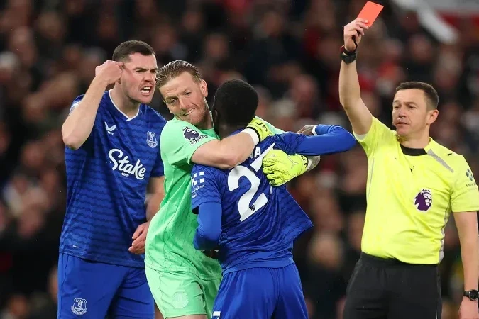 Игрок "Эвертона" Гейе принес извинения за стычку с одноклубником