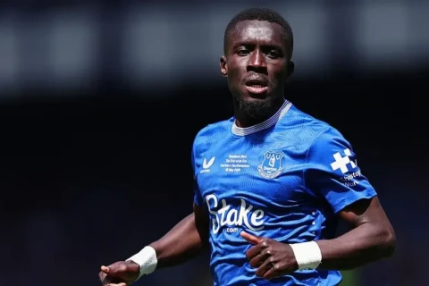 “Everton”un oyunçusu komanda yoldaşına qarşı kobudluğa görə qırmızı vərəqə alıb - FOTO