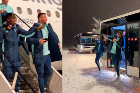“Atletik” futbolçuları Praqa aeroportunda qartopu oynayıblar - VİDEO