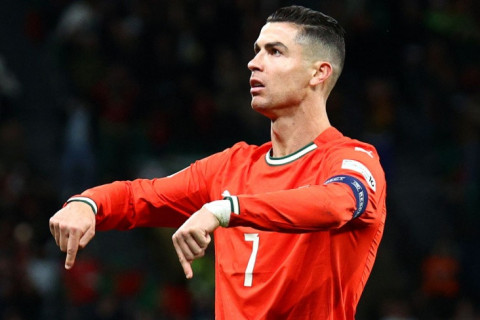 FIFA Ronaldunu bir oyunluq diskvalifikasiya edib, sınaq müddəti bir ildir