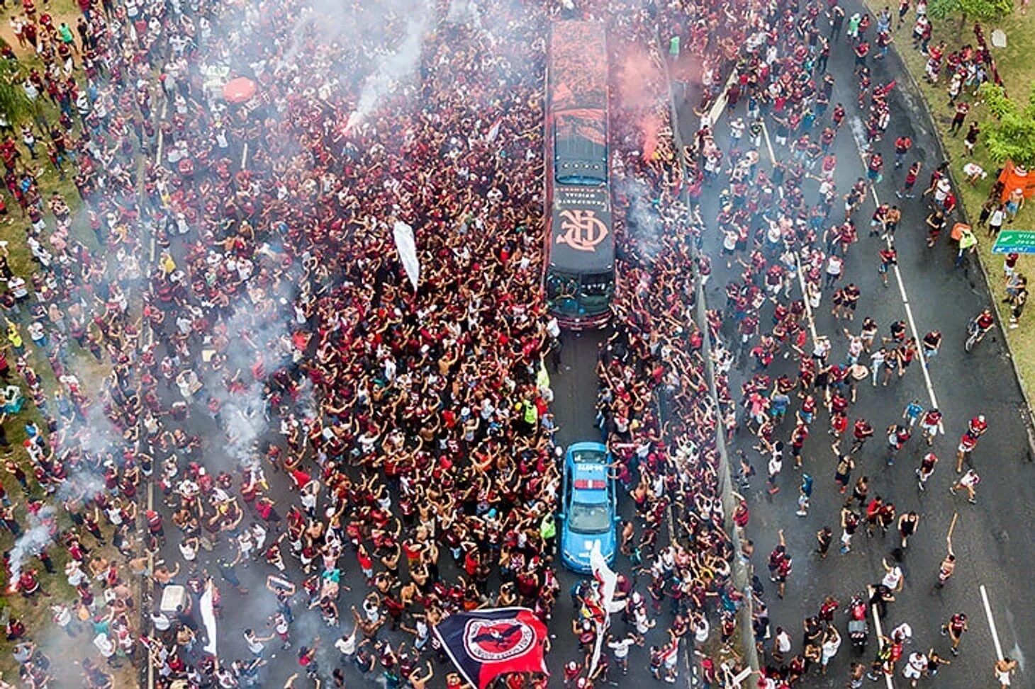 “Flamenqo” azarkeşləri komandanın avtobusuna daxil olub futbolçuları soyundurdular - VİDEO