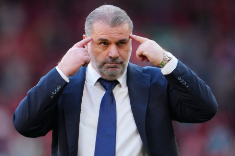 “Liverpul” Arne Slotun mümkün əvəzləyicisi kimi Angelos Postekoqlunu nəzərdən keçirir