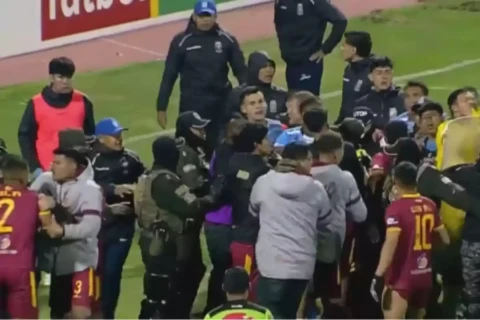 Boliviyada futbol hakimi 17 dəfə qırmızı vərəqəyə əl atmalı olub - VİDEO