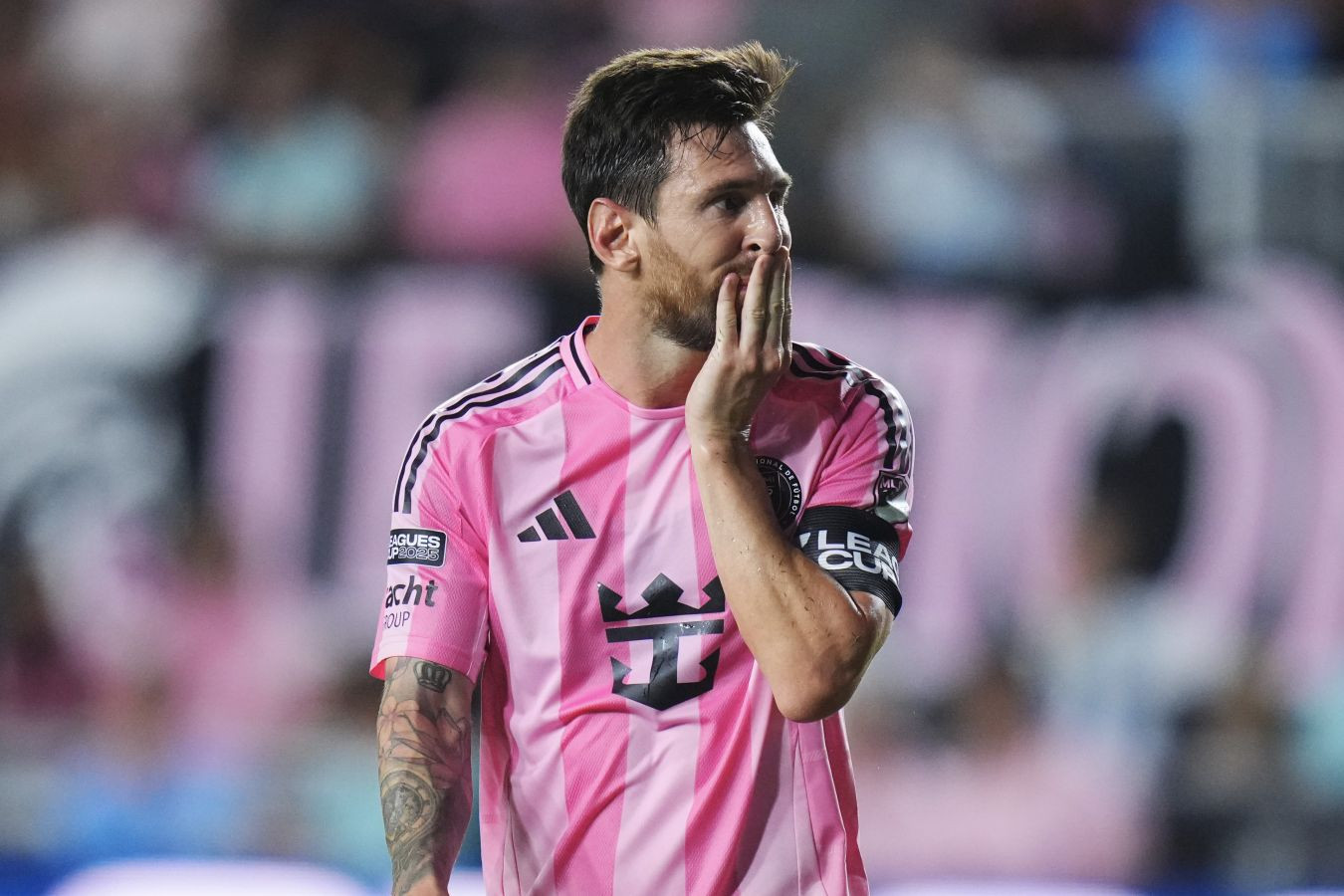 Жена бывшего игрока "МЮ" о Месси: "Муж больше аргентинец, чем тот придурок, который живет в Майами"