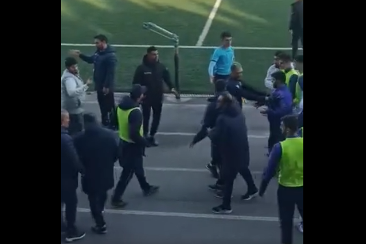 Главные тренеры "Шамахы" и "Сумгайыта" подрались во время матча Премьер-лиги Азербайджана - ВИДЕО