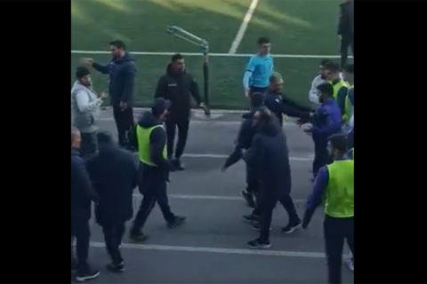 Главные тренеры "Шамахы" и "Сумгайыта" подрались во время матча Премьер-лиги Азербайджана - ВИДЕО