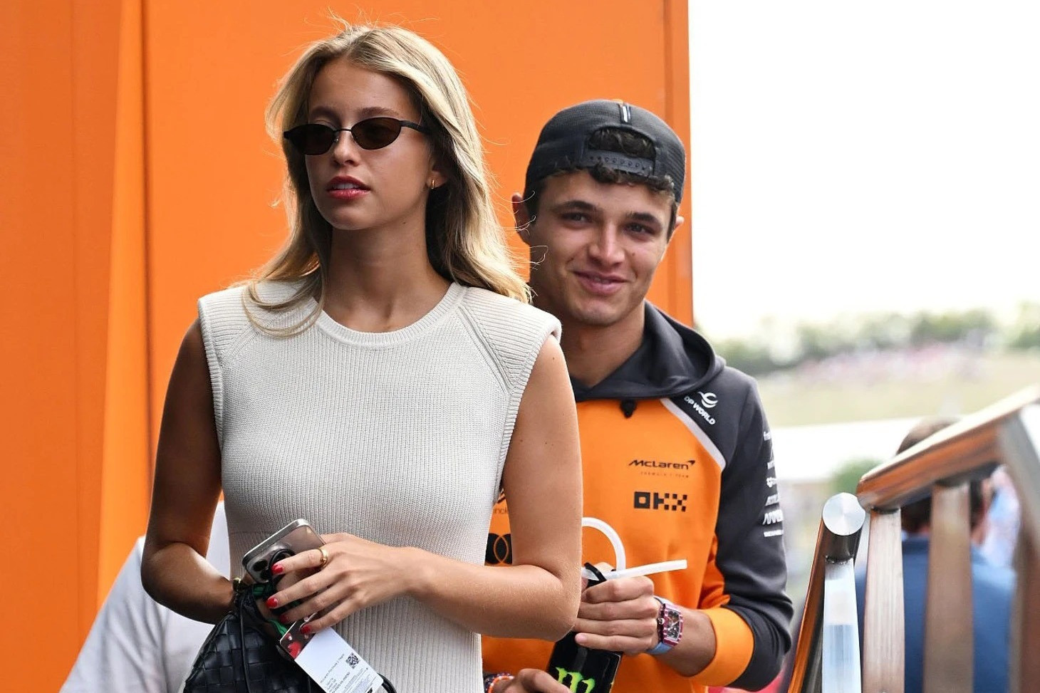 Ландо Норрис борется за чемпионство Формулы-1 при поддержке девушки - ФОТО