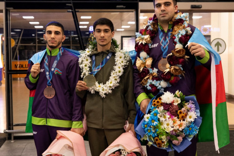 Boks üzrə Azərbaycan milli komandası Vətənə qayıdıb - FOTO