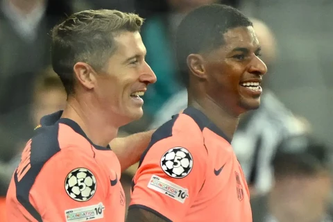 Появилась новая информация о будущем Левандовского и Рашфорда в "Барселоне"