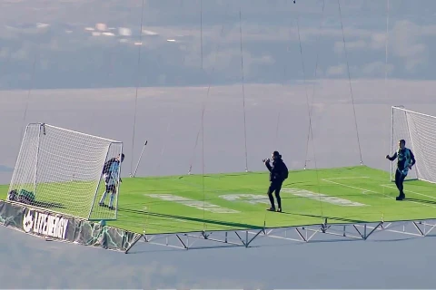 Dünyada ilk: Hava şarının altında futbol matçı keçirildi - FOTO/VİDEO