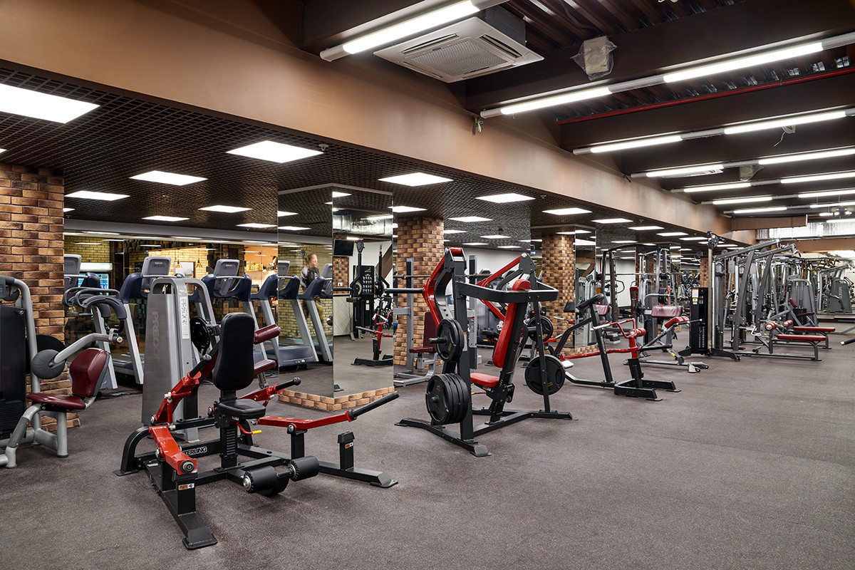 100 kiloqramlıq ştanq məşqçinin üzünə düşdü - Moskvaətrafı zalda dəhşətli anlar - VİDEO