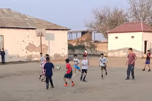 İmişlidə müəllim şagirdlərinin futbol oyununu çəkib ictimailəşdirdi - VİDEO