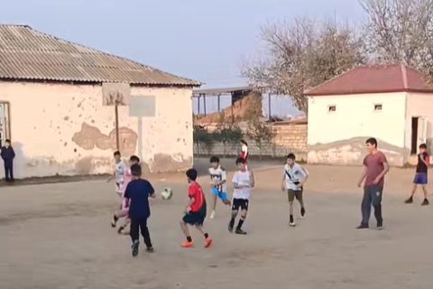 İmişlidə müəllim şagirdlərinin futbol oyununu çəkib ictimailəşdirdi - VİDEO