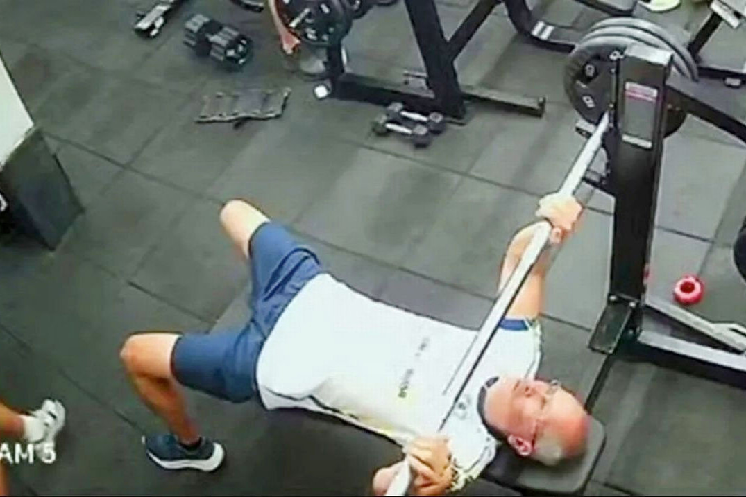 Braziliyada idman zalında faciə: Ştanq 55 yaşlı kişinin sinəsinə düşdü - VİDEO