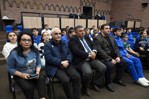 Fərid Qayıbov beynəlxalq yarışlarda yüksək nəticələr əldə etmiş idmançılarla görüşüb - FOTO