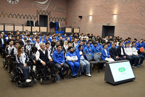 Fərid Qayıbov beynəlxalq yarışlarda yüksək nəticələr əldə etmiş idmançılarla görüşüb - FOTO