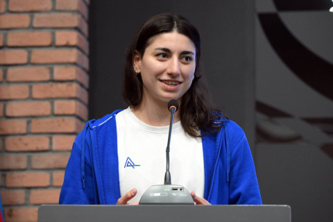 Fərid Qayıbov beynəlxalq yarışlarda yüksək nəticələr əldə etmiş idmançılarla görüşüb - FOTO