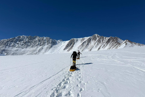 Азербайджанская альпинистка покорила высочайшую вершину в Антарктиде - ФОТО