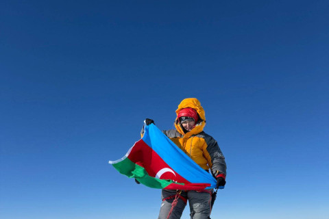 Азербайджанская альпинистка покорила высочайшую вершину в Антарктиде - ФОТО