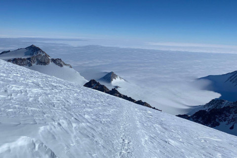 Азербайджанская альпинистка покорила высочайшую вершину в Антарктиде - ФОТО