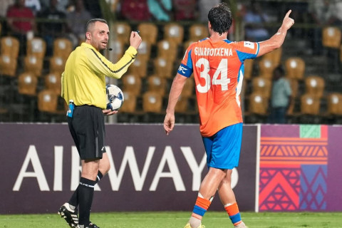 Hindistan Super Kubokunda nadir hadisə: Alt paltarına görə qırmızı vərəqə aldı - VİDEO