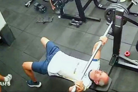 Braziliyada idman zalında faciə: Ştanq 55 yaşlı kişinin sinəsinə düşdü - VİDEO