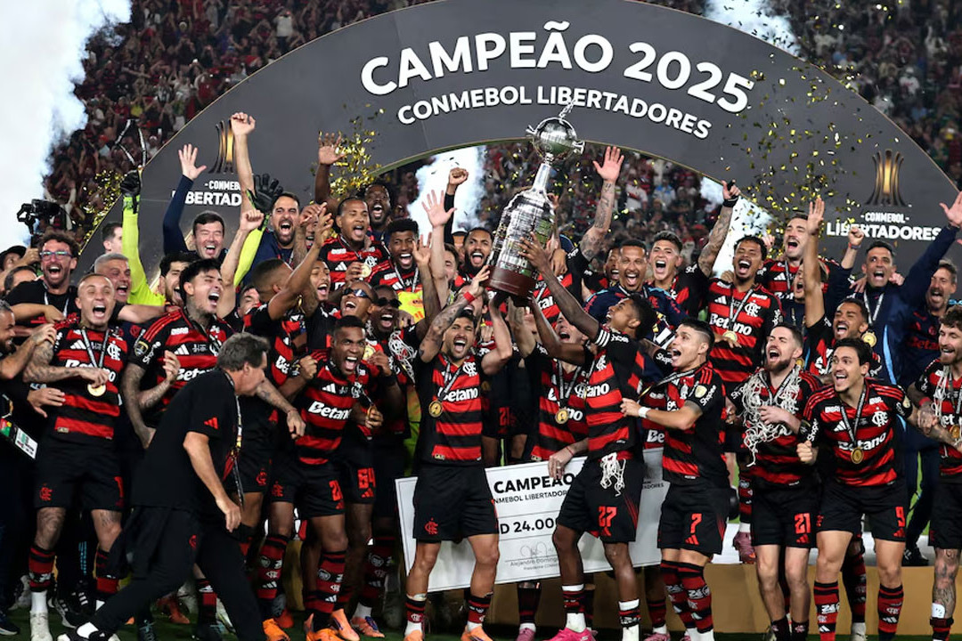 “Flamenqo”nun çempionluq fotosessiyası: futbolçuların və məşqçilərin uşaqları kubokla şəkil çəkdiriblər - FOTO