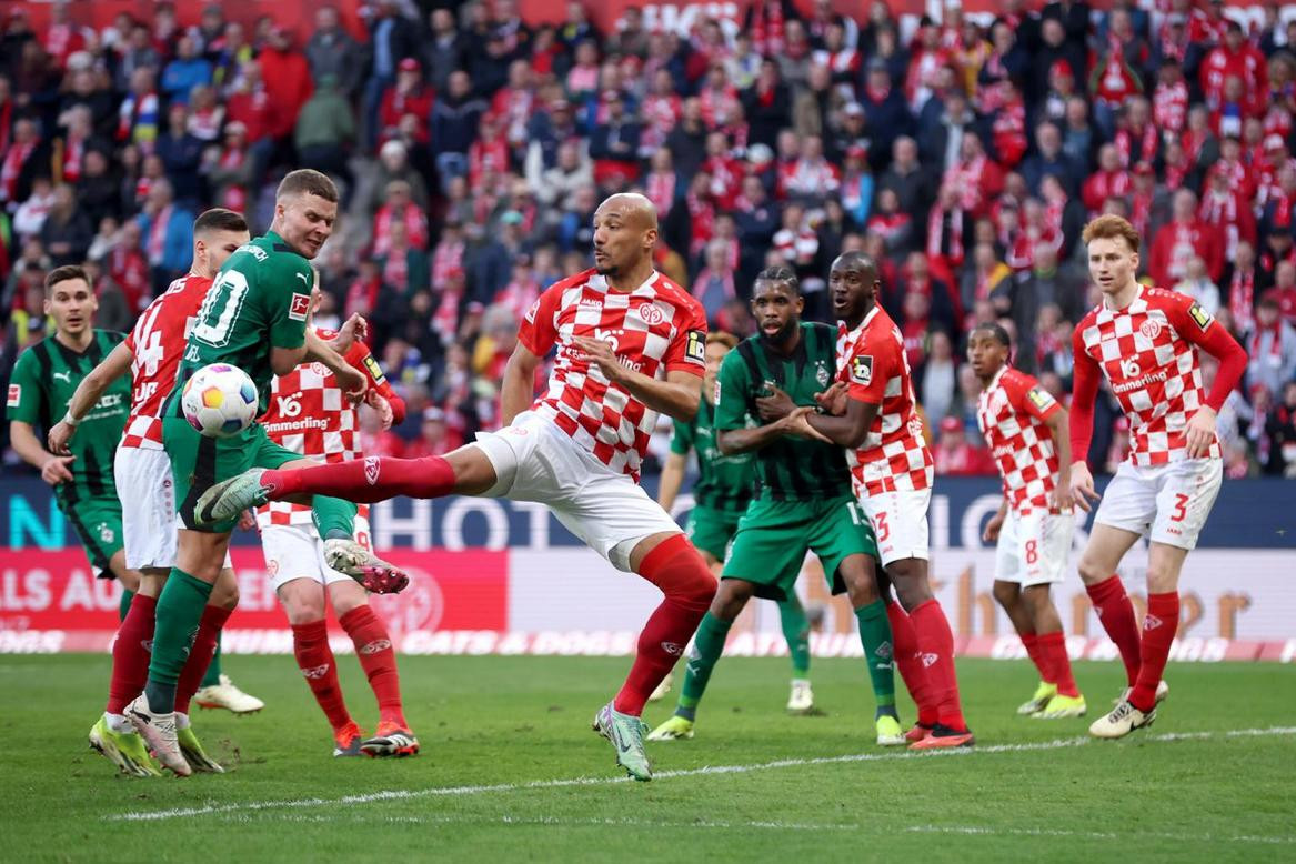 "Боруссия" одержала победу над "Майнцем" благодаря автоголу соперника