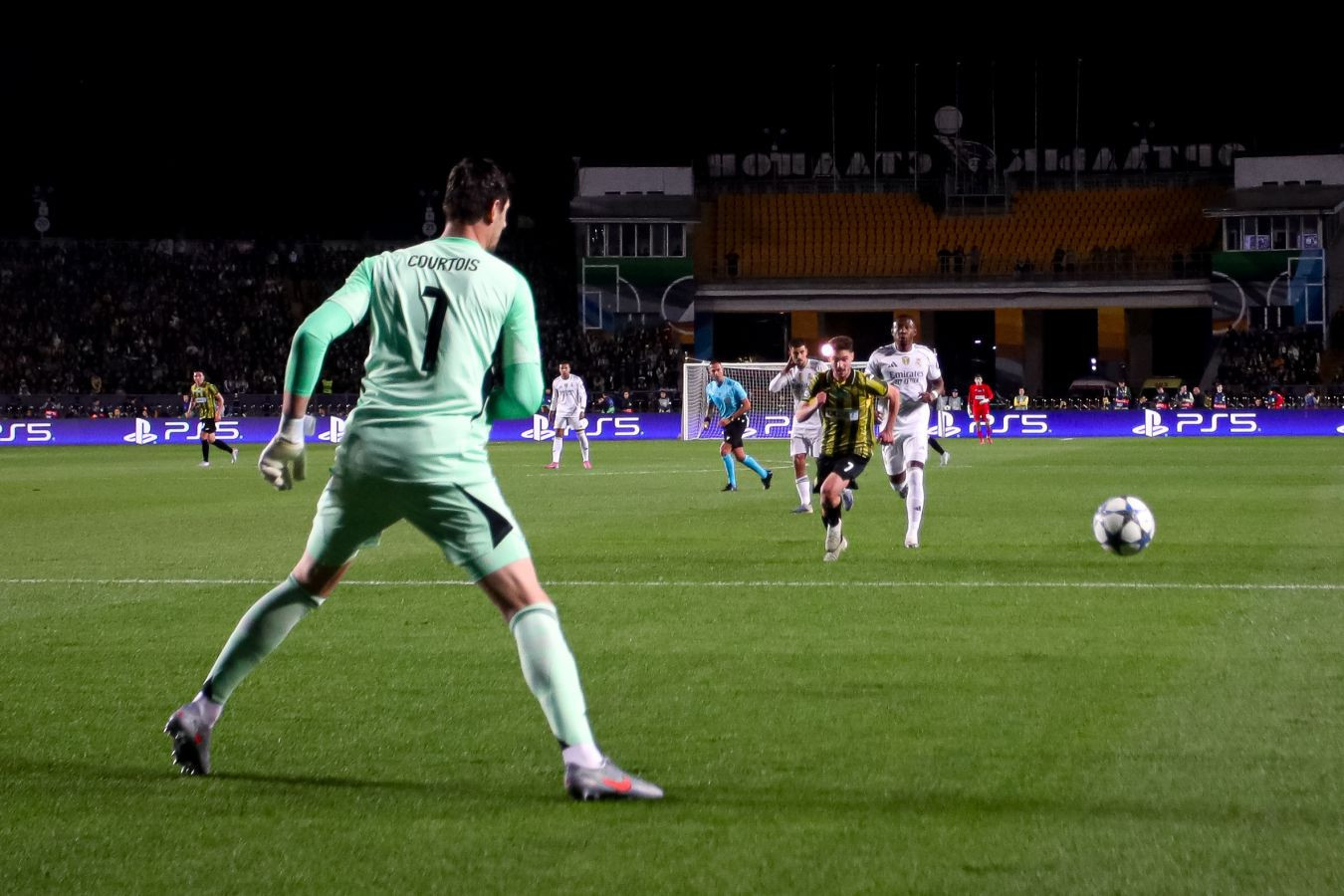 Тибо Куртуа потребовал усилить оборону "Реала"