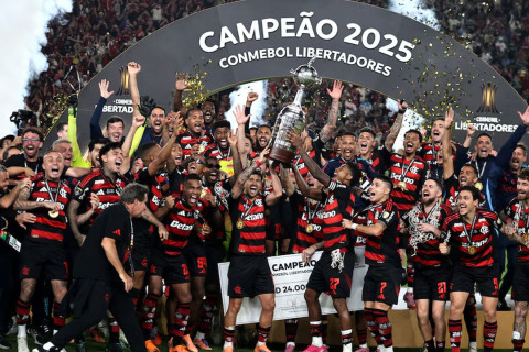 “Flamenqo”nun çempionluq fotosessiyası: futbolçuların və məşqçilərin uşaqları kubokla şəkil çəkdiriblər - FOTO