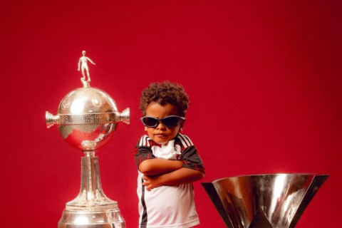 Дети футболистов и тренеров "Фламенго" приняли участие в чемпионской фотосессии - ФОТО