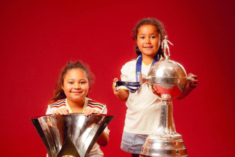 Дети футболистов и тренеров "Фламенго" приняли участие в чемпионской фотосессии - ФОТО